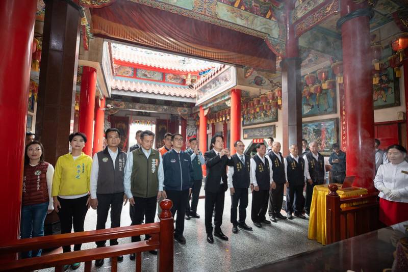 賴清德總統28日上午前往「臺南孔廟」、「正統鹿耳門聖母廟」及「歸仁仁壽宮」參香祈福