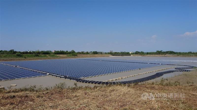 經濟部公布明年度再生能源躉購費率草案方向，明年太陽光電費率將維持現行水準。圖為嘉義鹿草荷苞嶼滯洪池浮力式太陽光電場。（中央社檔案照片）