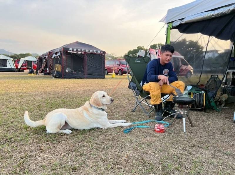 花蓮縣消防局特搜大隊搜救犬隊，由領犬員王澤偉（右）帶領的搜救犬HERO成功通過 MRT（Mission Readiness Test）國家搜救犬救援能力認證，正式具備投入國際搜救犬組織（IRO）的國際人道救援任務輪值資格。（花蓮縣消防局提供）