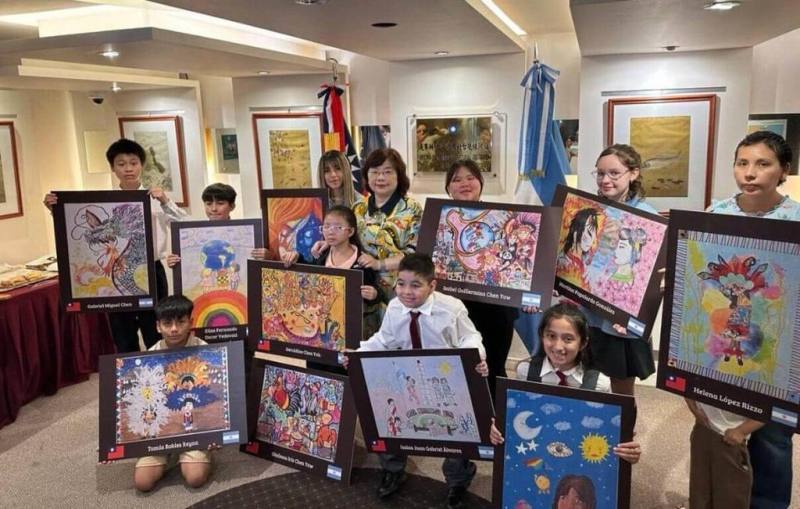 駐阿根廷代表謝妙宏（後排左4，著黃色上衣）頒發獎座給予中華民國第56屆世界兒童畫展阿根廷得獎者，其中兩名台僑學子連年獲獎，表現亮眼。（駐阿根廷代表處提供）