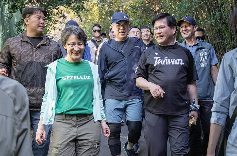 副總統與大家一起健行、沿途淨山並挑戰登頂