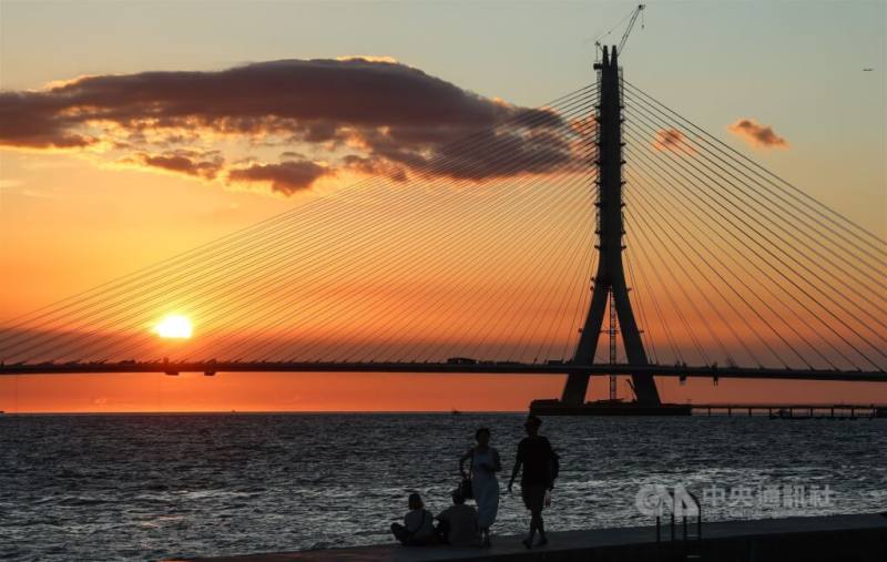 預計明年5月通車的淡江大橋設計刻意將主橋塔偏向淡水側，保留了日落之美，也造就全球最大跨距的單塔不對稱斜張橋，展現工程與美學兼容的精神。（中央社檔案照片）