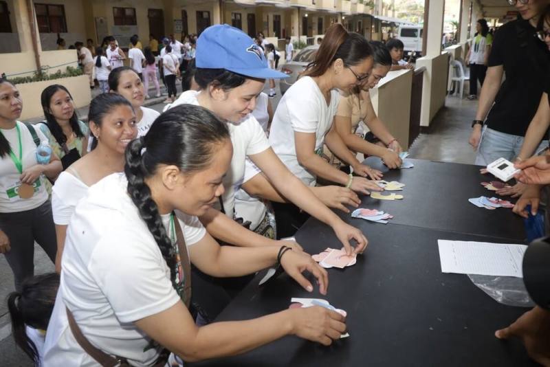 菲律賓家扶中心與國泰世華銀行馬尼拉分行29日辨理公益路跑，提倡社區防災意識，在終點站以災害預防講座、登革熱防治等主題設計闖關活動，還有美食攤位。（菲律賓家扶中心提供）