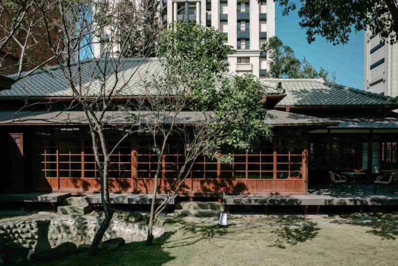 新竹市政府近年陸續完成新竹州警務部長官舍（圖）等多處公有建物修復並委外經營，讓空間轉化為市民共享的文化場域。（新竹市文化局提供）