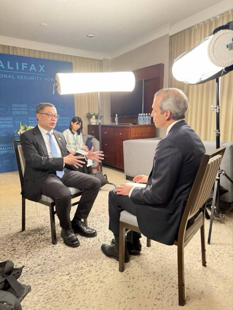 外交部政務次長陳明祺（左）日前赴加拿大出席「哈利法克斯國際安全論壇」期間，接受美國「公共電視網新聞時段」專訪。（外交部提供）