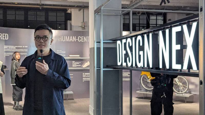 設計師鍾秉宏（前）28日帶領媒體導覽2025台灣設計週特展「DESIGN NEXT進未來」，分享其主題呼應IASDR國際設計研究研討會主題Design NEXT。