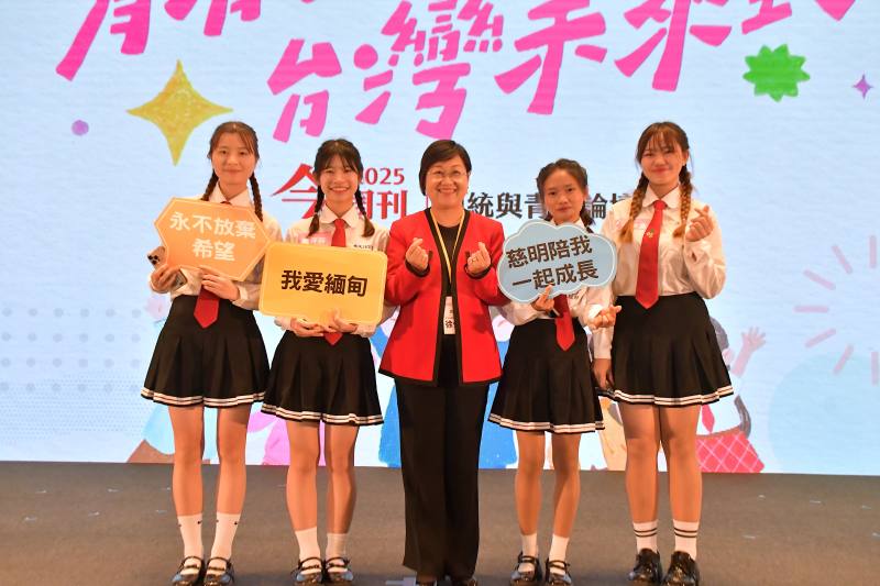 僑務委員會委員長徐佳青與慈明高中僑生合影