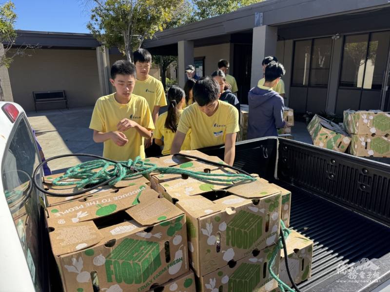 The FASCA-SD volunteers dove into their assignments with enthusiasm when food arrived.