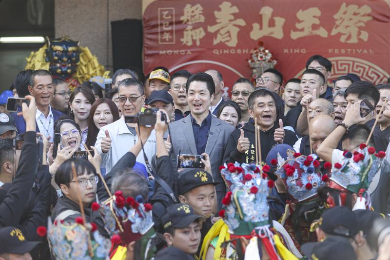 為慶祝艋舺青山宮建宮170週年，北港朝天宮媽祖29日北上參與青山宮年度盛會，台北市長蔣萬安（3排左3）、民進黨秘書長徐國勇（3排左2）到場接駕，行前一同合影。