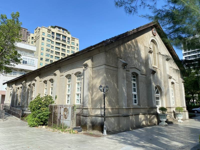 新竹女中現存一座完整保存的日治建築，原名「雨天體操場」，於1931年落成啟用，後來常作為音樂會、開學與畢業典禮場地，被歷屆竹女校友稱為「小禮堂」，2024年被正式指定為市定古蹟「新竹高等女學校講堂」。