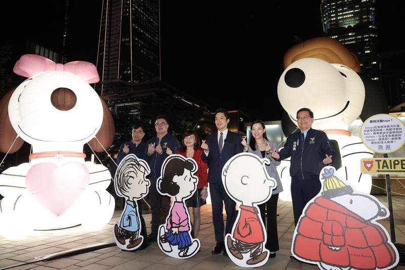 台北市長蔣萬安（右3）28日晚間出席「閃亮耶誕High跨年」宣傳記者會，宣布台北年末3大活動將接續展開，並與人氣經典漫畫角色史努比裝置藝術合影。