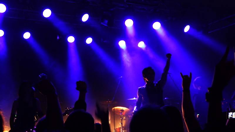 文化總會在赫爾辛基知名場地 Tiivistämö舉辦F:F:F音樂節，樂迷高舉搖滾手勢回應閃靈樂團的高熱力演出。音樂的感染力跨越語言隔閡，迅速建立起熱情而直接的聯繫。