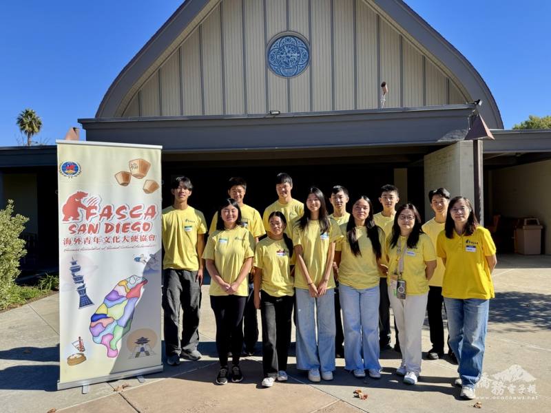 Consulting Mentor Irene Wang (Row 1 right 1), Marian Liu (Row 1 right 2), Project Leader Albert Jow (Row 2 right 3).