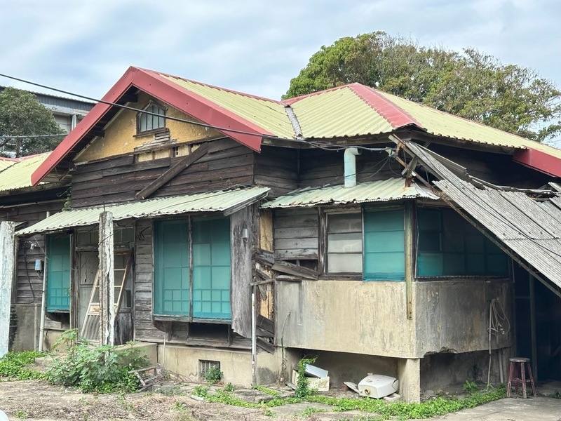 新竹高商校園內4棟日式宿舍（圖）於2025年3月被民眾提報登錄歷史建築，目前已依文化資產保存法啟動審議程序，並展開宿舍群調查與評估。（新竹市議員廖子齊提供）