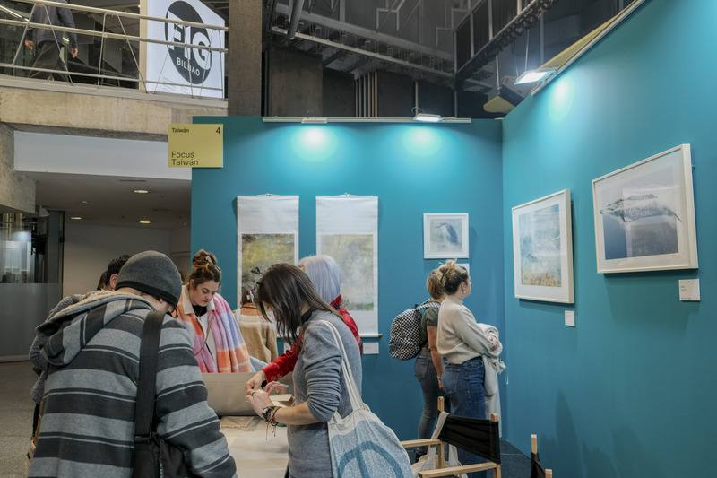 西班牙第14屆畢爾包國際版畫與紙上藝術博覽會（FIG Bilbao）今年邀請台灣為主賓國參展，主辦單位貼心地在「聚焦台灣」6個展區的牆面漆上了鮮明的土耳其藍，讓觀展者在一片白色展場中一眼即可認出台灣藝術所在。