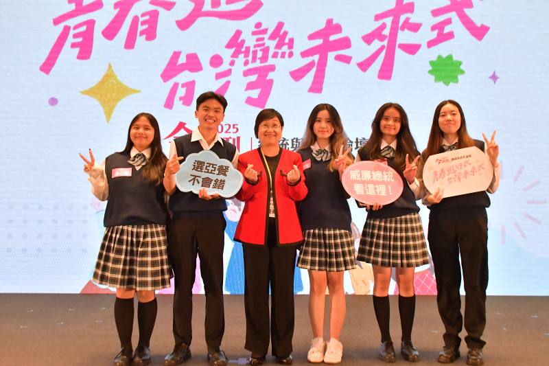 徐佳青與亞洲餐旅學校僑生合影