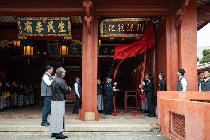 總統分別致贈匾額「川流敦化」、「覃恩溥化」予「臺南孔廟」和「歸仁仁壽宮」