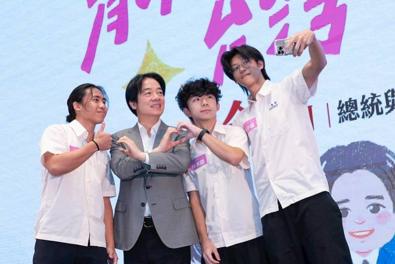 總統與同學們一起合影，現場氣氛溫馨熱絡