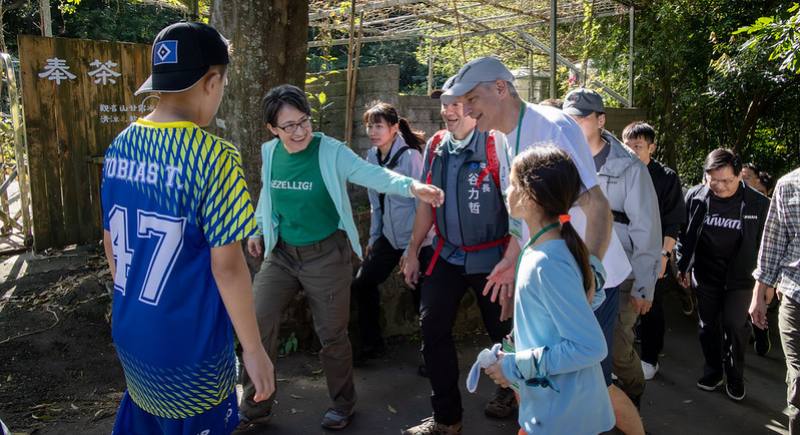 蕭美琴副總統29日上午出席「環保永續健行，低碳健康山林」淨山活動