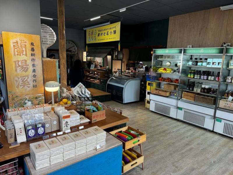 由農業部農糧署輔導蘭陽溪友善耕作生產合作社成立的「農村社區小舖」29日在員山鄉開幕，專售全程未使用農藥、化學肥料與除草劑的農產品。（宜蘭縣政府提供）