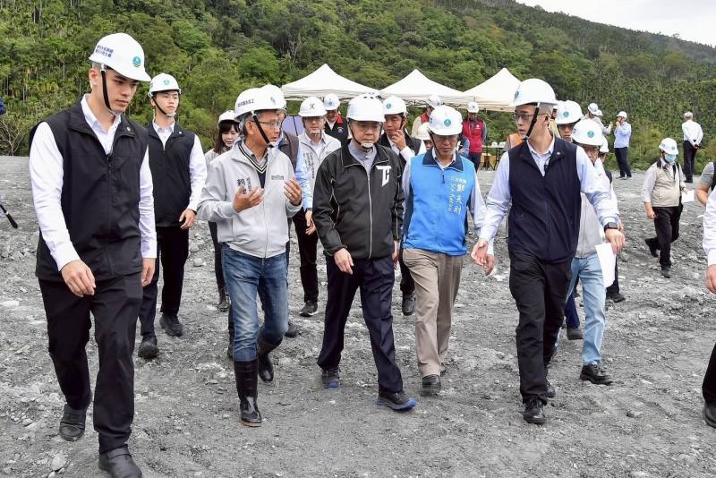 行政院長卓榮泰29日前往當地視察台9線馬太鞍溪橋重建及左岸河川堤防搶修搶險情形。