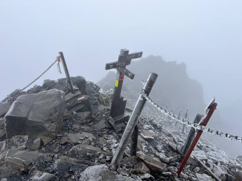 受持續低溫及降雨影響，玉山園區高山地區已有部分步道結冰，內政部國家公園署玉山國家公園管理處提醒，高山嚴寒，結冰路面極易滑倒，呼籲山友務必注意安全。（韋樹德提供）