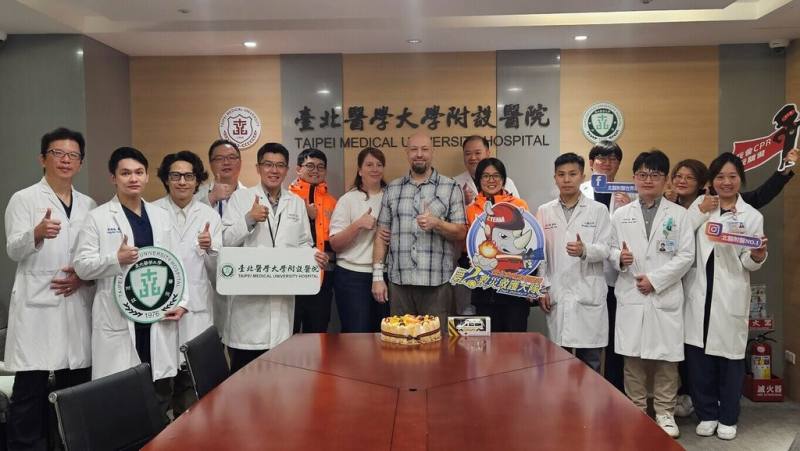 40多歲美籍遊客Atom（前右5）日前登山發生心肌梗塞，台北醫學大學附設醫院搶命成功助新生，28日透過新聞稿分享這個好消息。（北醫附醫提供）