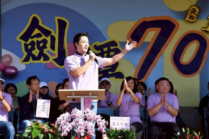 台北市長蔣萬安（前）29日宣布，「鮮奶週報」受到許多學生與家長支持，市府將擴大補助對象，預計民國115年9月起，北市國中生也能每週享有免費鮮奶。（台北市政府提供）
