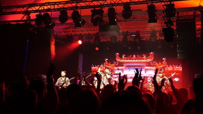 血肉果汁機在文總F:F:F音樂節的演出運用宮廟等具台灣在地文化意象的視覺元素，將音樂與文化符號作為載體，向芬蘭觀眾訴說台灣故事。