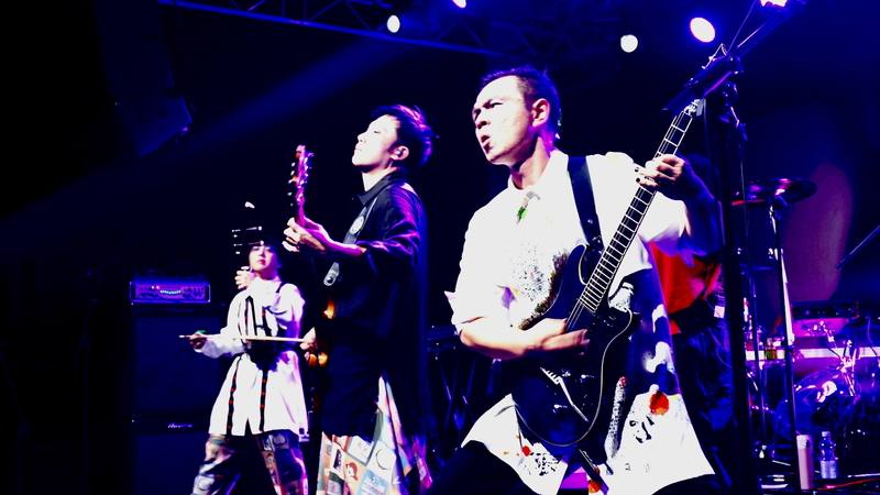 文化總會在赫爾辛基舉辦F:F:F音樂節，台灣樂團恆月三途在舞台上專注且充滿張力的演奏。