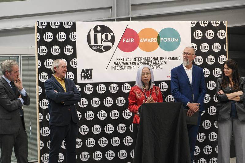 西班牙第14屆畢爾包國際版畫與紙上藝術博覽會（FIG Bilbao）27日晚間盛大開幕，藝博會主席阿隆索（右2）與3名巴斯克自治區政要出席。今年台灣擔任主賓國，策展人周芳蓮（中）受邀致詞時表示，「聚焦台灣」集結台灣中壯青跨世代版畫藝術家作品，完整呈現不同世代的台灣版畫藝術風貌。