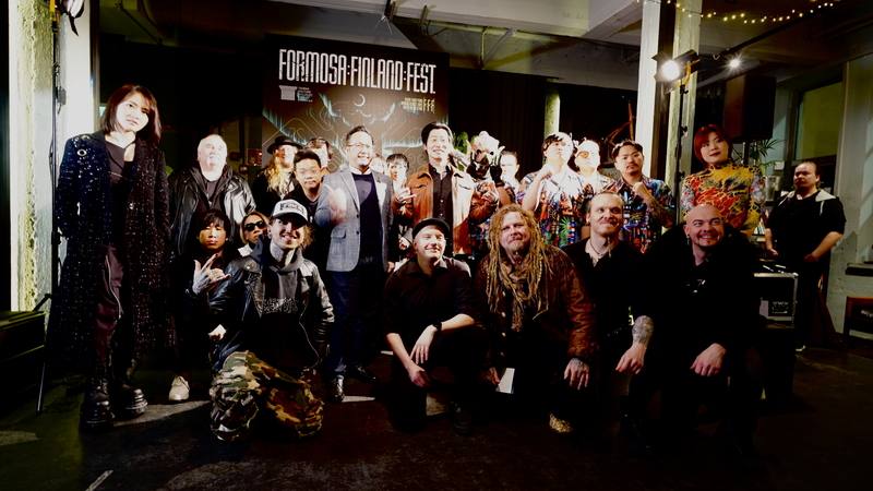 文化總會「F:F:F」音樂節促進台芬跨國交流，參與演出的閃靈、血肉果汁機、恆月三途等台灣樂團，及芬蘭金屬樂團Korpiklaani、Lost Society和小提琴家萬斯卡（Olli Vänskä）與文化總會秘書長李厚慶合影。