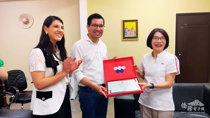 蘭迪省長(César Landy Torres)(中)頒發感謝狀感謝陳慧芬與僑團