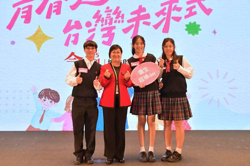 徐佳青與樹德家商僑生合影