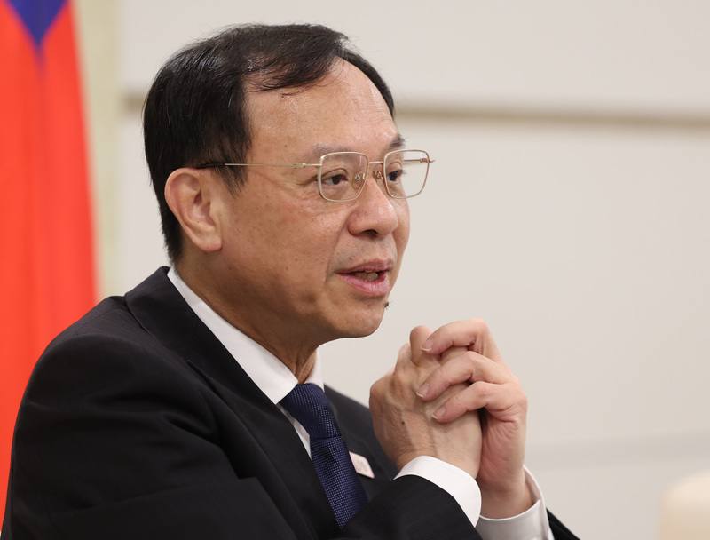 衛福部長石崇良（圖）接受中央社專訪指出，執行削骨、全臉拉皮、大量抽脂等高風險手術的醫美診所，應列入評鑑以維護病人安全；至於醫院評鑑也將要改革，「不要為了評鑑而關病床、停休」，並重視病人經驗