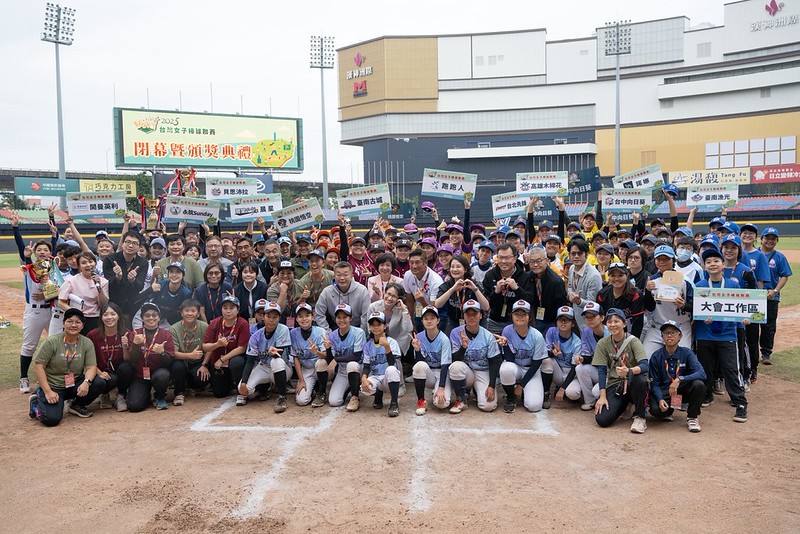 副總統和出席人員合影