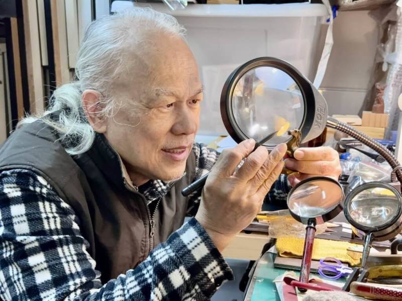 毫芒雕刻藝術家陳逢顯（圖）投身創作45年，至今已完成200多件作品，並不斷挑戰金工創作極限，他的創作需靠著高倍數放大鏡才能觀賞作品栩栩如生的姿態。（陳逢顯提供）