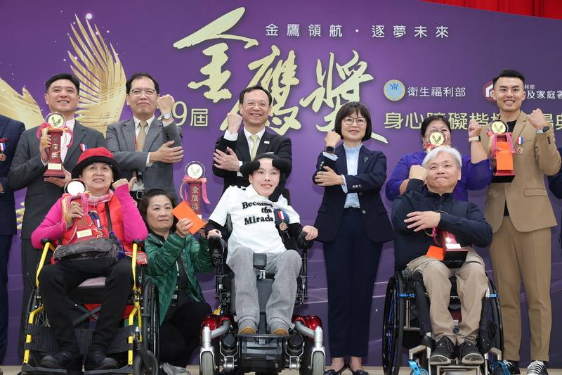 衛福部社會及家庭署29日在台北舉行「第29屆身心障礙楷模金鷹獎表揚典禮」，衛福部長石崇良（後左3）、民進黨立委林月琴（後右3）出席頒獎，合影時比出手語的「我挺你」