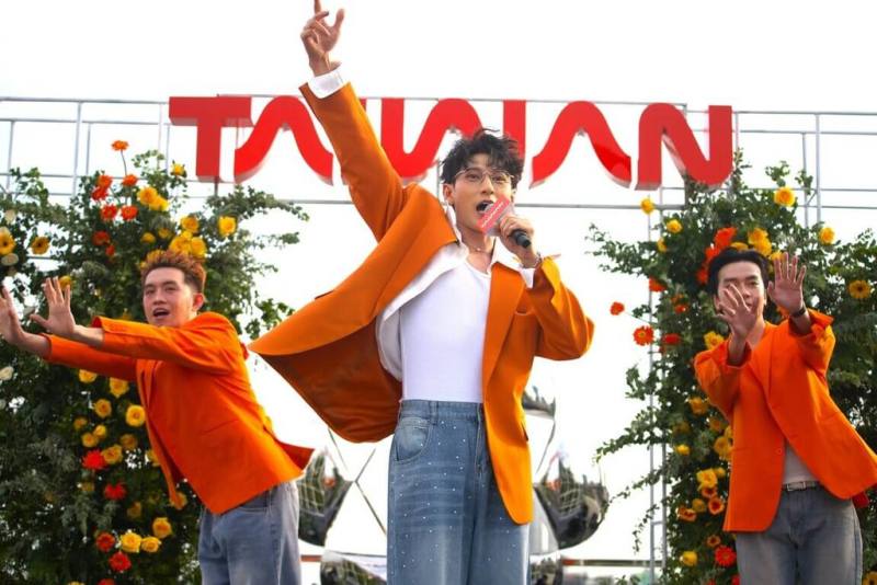 觀光署駐胡志明市辦事處28日在西貢河包下郵輪甲板，宣布越南知名男歌手及演員Isaac（中）擔任最新台灣旅遊推廣大使。Isaac在越南極受歡迎，且多年前就因工作訪台而愛上台灣。（觀光署駐胡志明市辦事處提供）