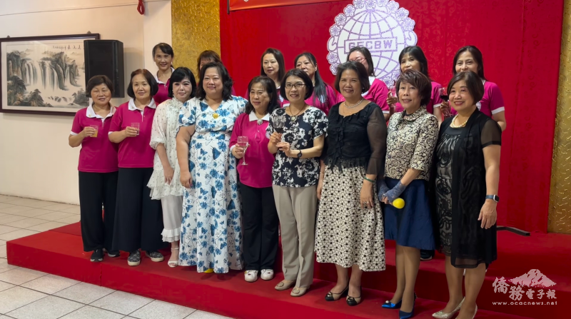 世華巴拉圭分會會長張阿裡（前排左5）、駐東方市總領事陳慧芬（前排右4）與第11屆理監事、女性僑領