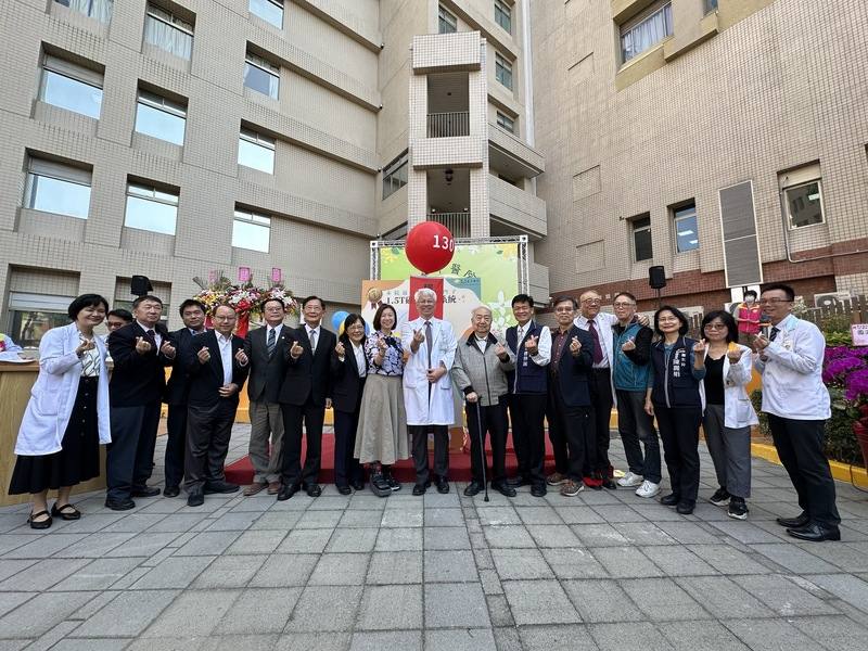 衛福部台中醫院29日舉辦130週年院慶活動，院長黃元德（中）表示，台中醫院持續推動公衛政策及提升醫療服務品質，走過百年、展望未來，將持續守護中部地區民眾健康