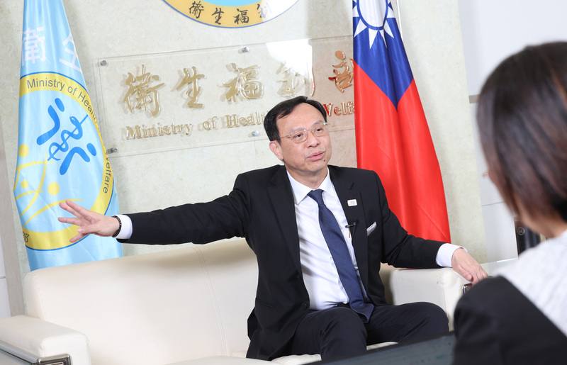 全球都有缺藥問題，衛福部長石崇良（圖）表示，台灣建構藥物韌性，可先從鼓勵胰島素國產、抗生素等原料藥自製著手，並討論將醫院採購健保藥的過多利潤「回收」到健保財務，以利加速引進新藥