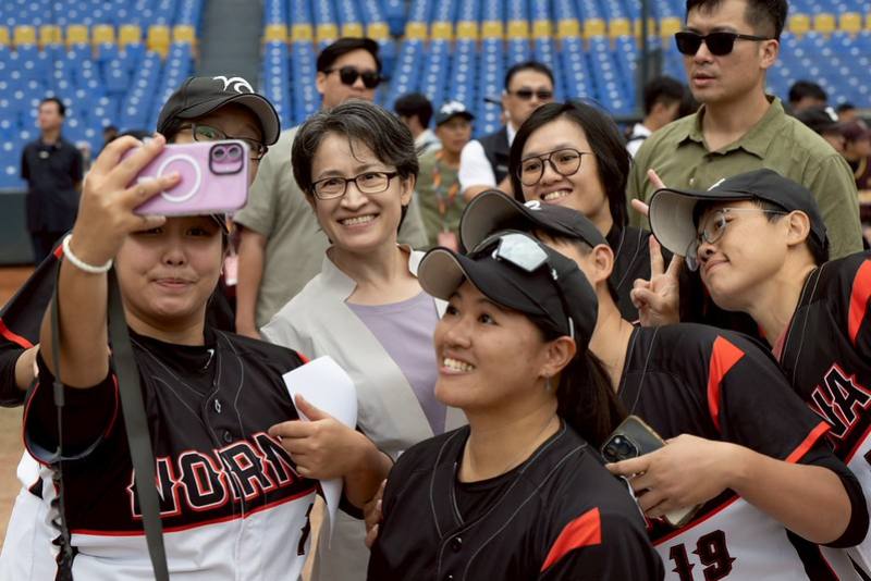 副總統出席「2025台灣女子棒球聯賽閉幕暨頒獎典禮」