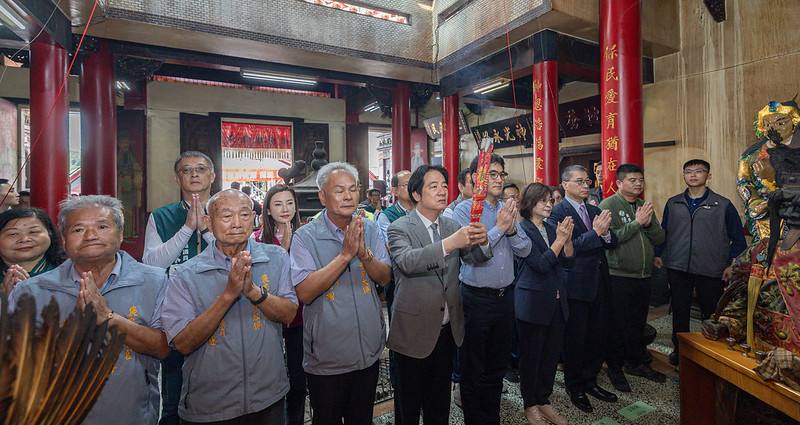 總統前往「褒忠聚保宮」參香祈福