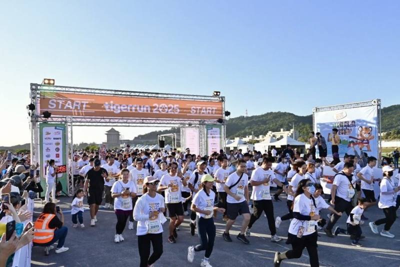 台灣虎航睽違5年再度舉辦路跑活動「2025 tigerrun山海聲浪路跑」，29日下午在台北大佳河濱公園熱鬧開跑，近3000名跑者齊聚參與。（台灣虎航提供）