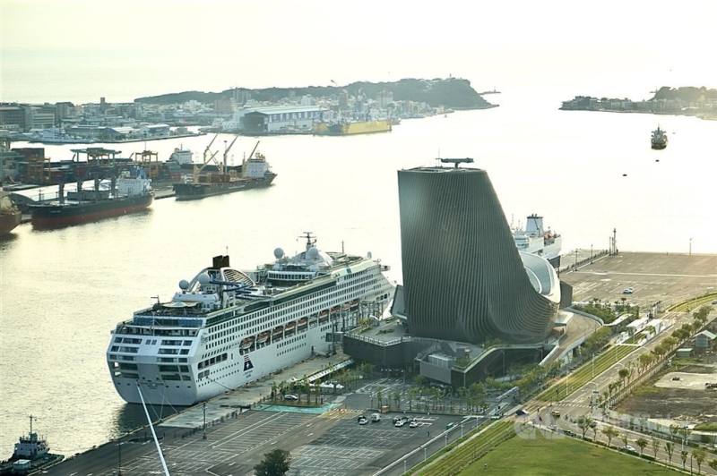 根據台灣港務公司統計，今年1到10月郵輪帶外籍旅客破36萬人創下歷史新高。圖為麗星夢郵輪旗下「領航星號」（Star Voyager）今年掛靠高雄港。（中央社檔案照片）