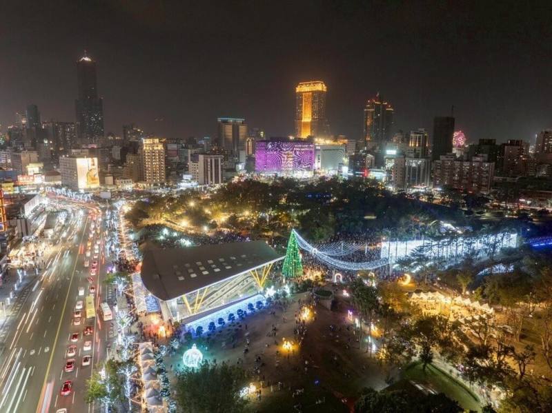 「2025高雄聖誕生活節」登場，中央公園規劃12組特色燈飾，包括耶誕小屋、極光隧道、銀河光廊、糖果森林等沉浸式光影場景，營造節慶氛圍。（高雄市政府提供）