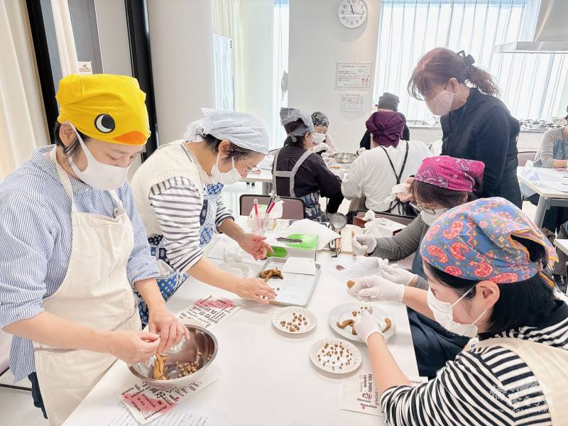 參加者們體驗手作珍珠，感受臺灣飲食文化的魅力
