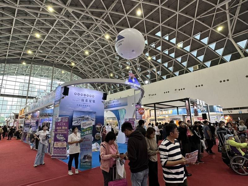 高雄旅行公會2025冬季國際旅展29日進入展期第2天，適逢週末假日，人氣、買氣都增加，不少民眾到場參觀尋覓旅遊好康