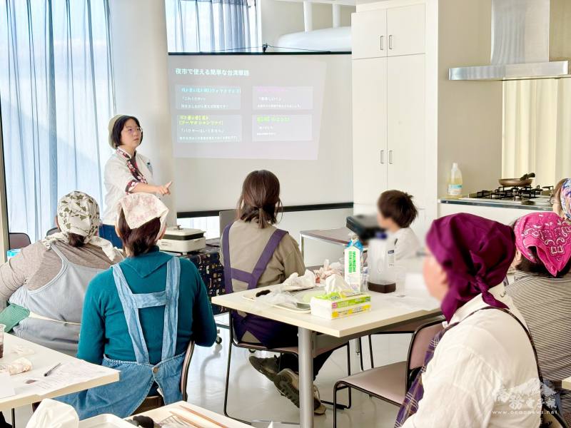參加者們在陳洳豔校長帶領下，學習在臺灣夜市常用的華語。